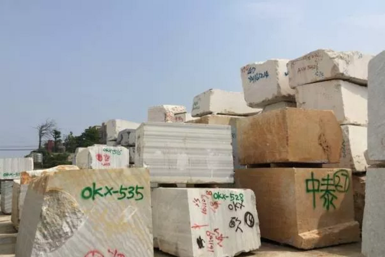 石材集散市場(chǎng)，堆積成山的荒料