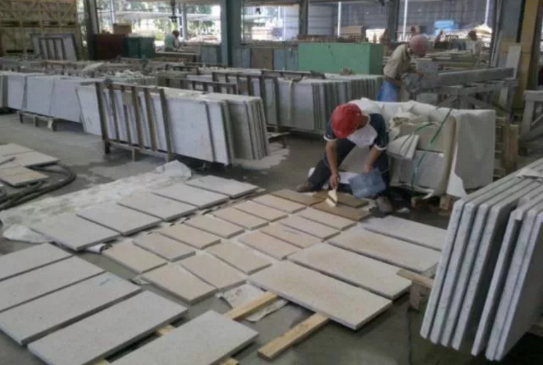 石材防護(hù)，防護(hù)前要清洗干凈，待石材晾干后再做防護(hù)。