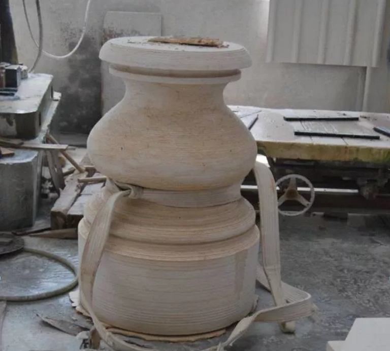 工作原理類(lèi)似仿形機(jī)，區(qū)別在于刀口的路徑不一樣。