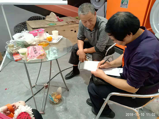 水頭石材國際博覽會張總與我司毛總（右一）購機合同簽訂現(xiàn)場