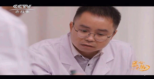 我司毛總與工作人在CCTV老故事頻道匠心欄目《礦山上的一抹彩虹》相關(guān)換面